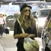 Elle Macpherson arrive à l'aéroport de Miami, le 3 juin 2011