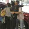 Elle Macpherson arrive à l'aéroport de Miami, le 3 juin 2011. Elle est très chaleureusement accueillie...