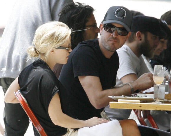 Reese Witherspoon et son mari Jim Toth déjeunent à Little Doms in Los Feliz, le 4 juin 2011