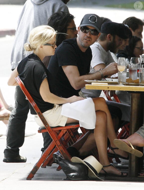 Reese Witherspoon et son mari Jim Toth déjeunent à Little Doms in Los Feliz, le 4 juin 2011