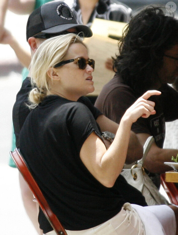 Reese Witherspoon et son mari Jim Toth déjeunent à Little Doms in Los Feliz, le 4 juin 2011