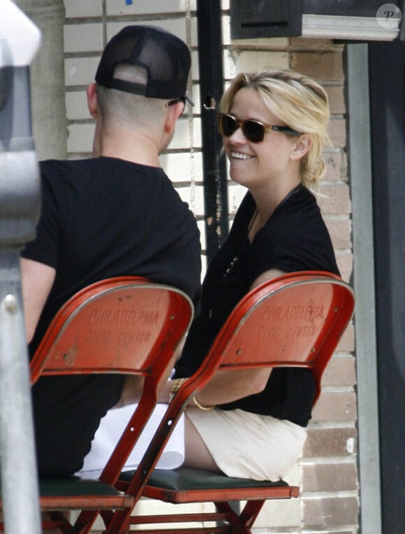 Reese Witherspoon, madame gimace, et son mari Jim Toth déjeunent à Little Doms in Los Feliz, le 4 juin 2011