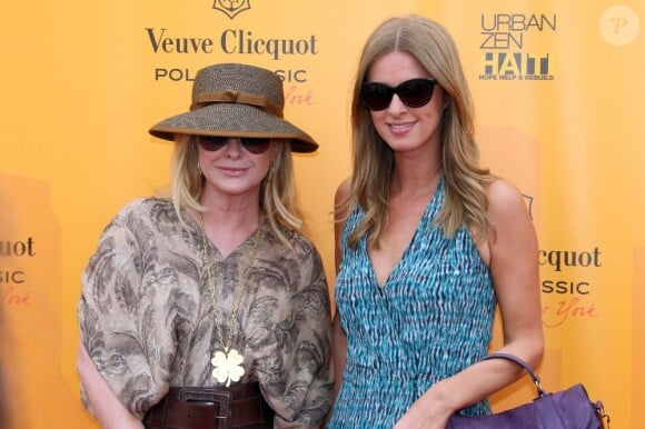 Nicky Hilton était de sortie avec sa maman Kathy lors du match de polo caritatif organisé au profit d'Haïti le 5 juin 2011 à New York
