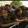 Un groupe de personnes habillées en femmes de chambre, profession de la  victime présumée de DSK, ont manifesté lundi 6 juin à New York, lors de  l'arrivée de l'accusé au tribunal. "Shame on you" ("Honte à toi"),  criaient les manifestantes.