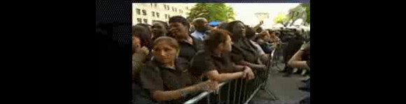 Un groupe de personnes habillées en femmes de chambre, profession de la  victime présumée de DSK, ont manifesté lundi 6 juin à New York, lors de  l'arrivée de l'accusé au tribunal. "Shame on you" ("Honte à toi"),  criaient les manifestantes.