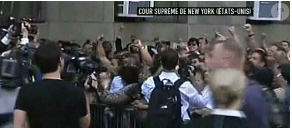 Un groupe de personnes habillées en femmes de chambre, profession de la  victime présumée de DSK, ont manifesté lundi 6 juin à New York, lors de  l'arrivée de l'accusé au tribunal. "Shame on you" ("Honte à toi"), criaient les manifestantes !