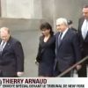 DSK et son épouse Anne Sinclair quittent le tribunal de New York, le 6 juin 2011. Elles crient "Shame on you" ("Honte à toi") !
