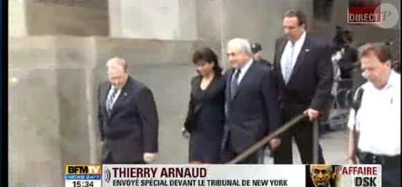 DSK et son épouse Anne Sinclair quittent le tribunal de New York, le 6 juin 2011. Elles crient "Shame on you" ("Honte à toi") !