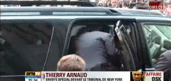 DSK monte dans sa voiture afin de regagner son domicile de Tribeca, à New York, après son audience. Le 6 juin 2011