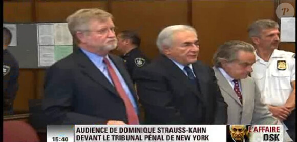 DSK plaide non coupable lors de l'audience du 6 juin 2011, à New York. Il est entouré de ses deux avocats Benjamin Brafman et William Taylor.