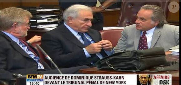 DSK plaide non coupable lors de l'audience du 6 juin 2011, à New York. Il est entouré de ses deux avocats Benjamin Brafman et William Taylor.