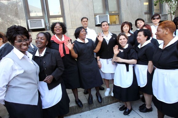 Des femmes de chambre manifestent leur mécontentement devant le tribunal de New York, lors de l'audience de DSK, le 5 juin 2011.