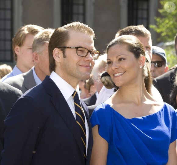 La princesse Victoria et le prince Daniel de Suède à Stockholm, le 6 juin 2011, pour les célébrations de la fête nationale suédoise. Dès 10 heures, le couple a donné le coup d'envoi de la journée en saluant le public à la porte sud du palais.