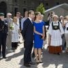 La princesse Victoria et le prince Daniel de Suède à Stockholm, le 6 juin 2011, pour les célébrations de la fête nationale suédoise. Dès 10 heures, le couple a donné le coup d'envoi de la journée en saluant le public à la porte sud du palais.