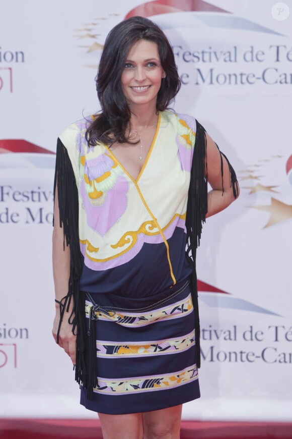 Adeline Blondieau (enceinte) lors du Festival de Télévision de Monte-Carlo, le 6 juin 2011. Son compagnon Laurent est à ses côtés.