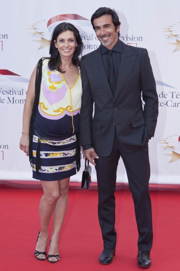 Adeline Blondieau (enceinte) lors du Festival de Télévision de Monte-Carlo, le 6 juin 2011. Son compagnon Laurent est à ses côtés.