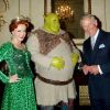 Le prince Charles, Shrek et la princesse Fiona lors de la représentation caritative de Shrek The Musical, à Londres, le 8 juin 2011.