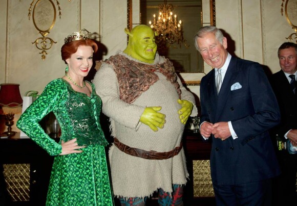 Le prince Charles, Shrek et la princesse Fiona lors de la représentation caritative de Shrek The Musical, à Londres, le 8 juin 2011.