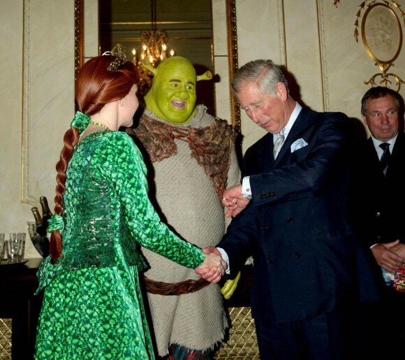 Le prince Charles, Shrek (Nigel Lindsay) et la princesse Fiona (Amanda Holden) lors de la représentation caritative de Shrek The Musical, à Londres, le 8 juin 2011.