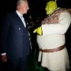 Le prince Charles et Shrek lors de la représentation caritative de Shrek The Musical, à Londres, le 8 juin 2011.