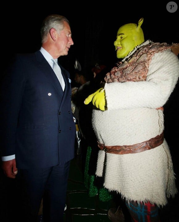 Le prince Charles et Shrek lors de la représentation caritative de Shrek The Musical, à Londres, le 8 juin 2011.