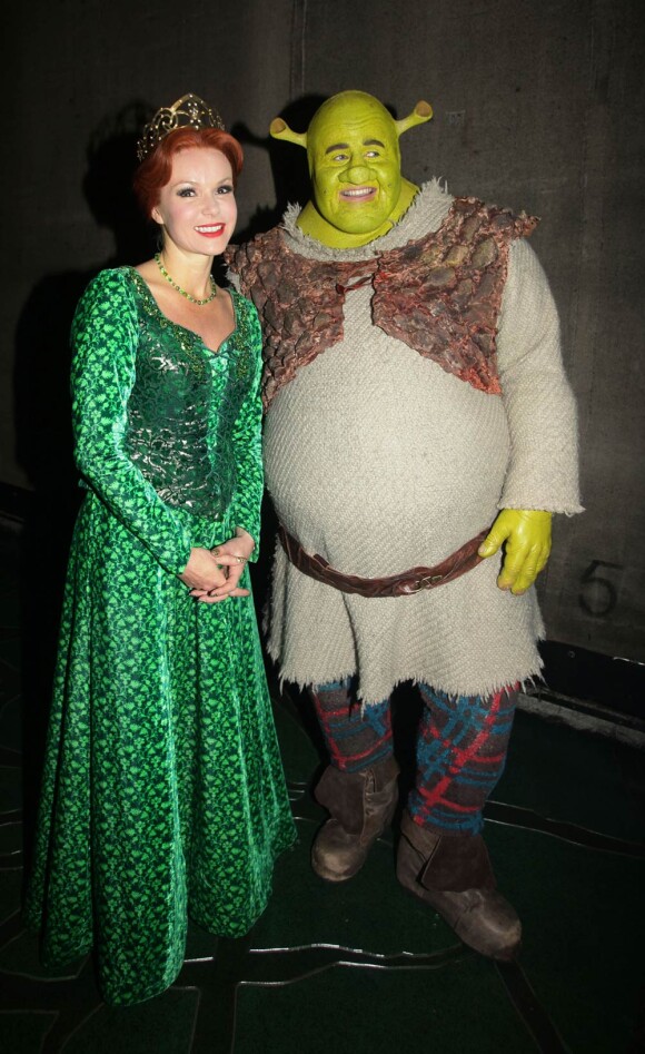 Shrek (Nigel Lindsay) et Fiona (jouée par Amanda Holden) lors de la représentation caritative de Shrek The Musical, à Londres, le 8 juin 2011.