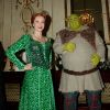 Shrek (Nigel Lindsay) et Fiona (jouée par Amanda Holden) lors de la représentation caritative de Shrek The Musical, à Londres, le 8 juin 2011.