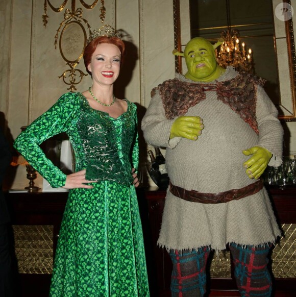 Shrek (Nigel Lindsay) et Fiona (jouée par Amanda Holden) lors de la représentation caritative de Shrek The Musical, à Londres, le 8 juin 2011.