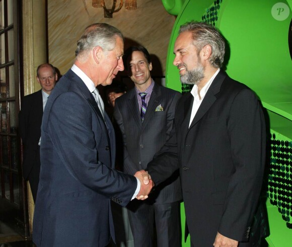 Le prince Charles et Sam Mendes lors de la représentation caritative de Shrek The Musical, à Londres, le 8 juin 2011.