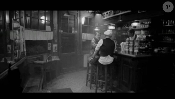 Le Stella de 1962 ou le Cabaret Normand de 2011 ?
Florent Pagny et Pascal Obispo mettent leur amitié en scène à la manière de Belmondo et Gabin dans Un singe en hiver (1962), d'Henri Verneuil, pour le clip de Je laisse le temps faire.