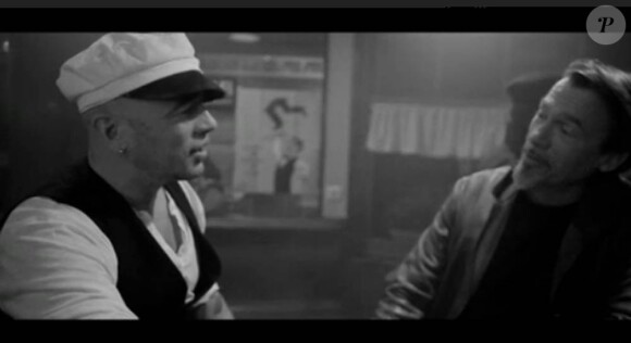 Florent Pagny et Pascal Obispo mettent leur amitié en scène à la manière de Belmondo et Gabin dans Un singe en hiver (1962), d'Henri Verneuil, pour le clip de Je laisse le temps faire.