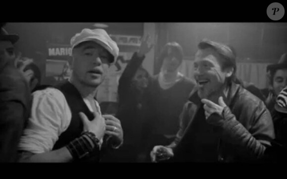 Florent Pagny et Pascal Obispo mettent leur amitié en scène à la manière de Belmondo et Gabin dans Un singe en hiver (1962), d'Henri Verneuil, pour le clip de Je laisse le temps faire.