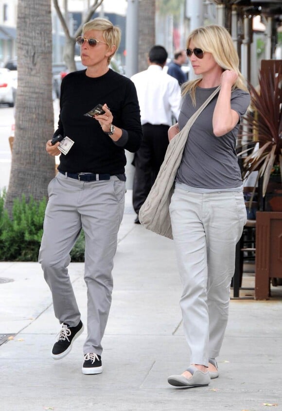 Portia De Rossi et Ellen DeGeneres terminent un déjeuner à Beverly Hills, le 10 juin 2011.