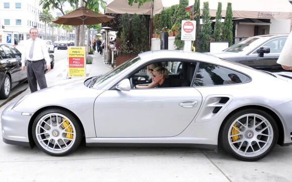 Portia De Rossi et Ellen DeGeneres terminent un déjeuner à Beverly Hills, le 10 juin 2011.
