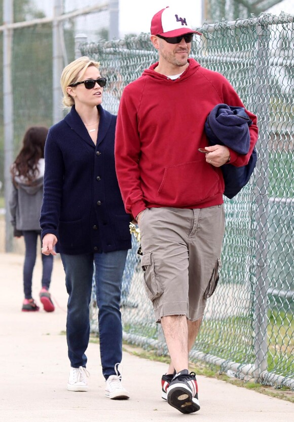 Reese Witherspoon et Jim Toth rentrent d'un match de football. Ils ont soutenu le petit Deacon et son équipe, à Los Angeles. 11 juin 2011