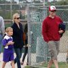 Reese Witherspoon et Jim Toth rentrent d'un match de football. Ils ont  soutenu le petit Deacon et son équipe, à Los Angeles. 11 juin 2011. Son ex mari Ryan Philippe et papa de son fils était aussi présent !