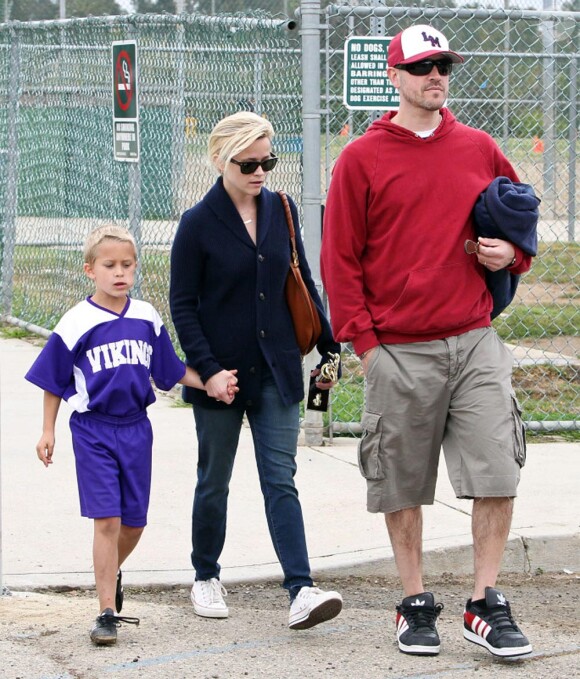 Reese Witherspoon et Jim Toth rentrent d'un match de football. Ils ont  soutenu le petit Deacon et son équipe, à Los Angeles. 11 juin 2011. Son ex mari Ryan Philippe et papa de son fils était aussi présent !
