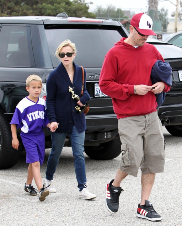 Reese Witherspoon et Jim Toth rentrent d'un match de football. Ils ont  soutenu le petit Deacon et son équipe, à Los Angeles. 11 juin 2011. Son ex mari Ryan Philippe et papa de son fils était aussi présent !