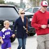 Reese Witherspoon et Jim Toth rentrent d'un match de football. Ils ont  soutenu le petit Deacon et son équipe, à Los Angeles. 11 juin 2011. Son ex mari Ryan Philippe et papa de son fils était aussi présent !
