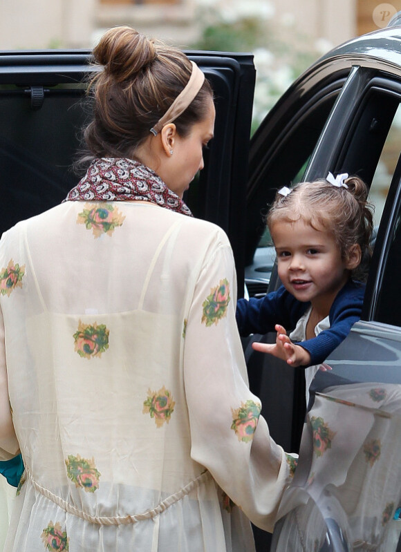 Moment de bonheur entre Jessica Alba et sa fillette Honor à Beverly Hills le 11 juin 2011