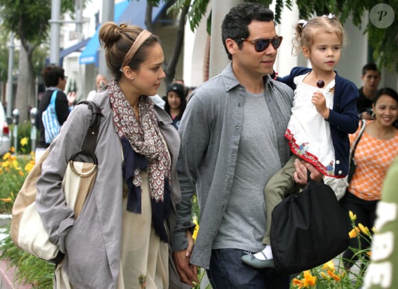Jessica Alba en famille, entourée de Cash Warren et leur fille Honor à Beverly Hills le 11 juin 2011