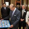 Le duc d'Edimbourg, le prince Philip reçoit une carte d'anniversaire des membres de l'association contre la perte d'audition durant une soirée caritative au Buckingham Palace pour l'anniversaire du duc d'Edimbourg qui célèbre ses 90 ans le 12 juin 2011
