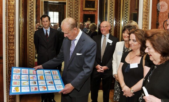 Le duc d'Edimbourg, le prince Philip reçoit une carte d'anniversaire des membres de l'association contre la perte d'audition durant une soirée caritative au Buckingham Palace pour l'anniversaire du duc d'Edimbourg qui célèbre ses 90 ans le 12 juin 2011