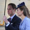 Le prince William, toujours aussi gentleman avec son épouse la princesse Catherine Middleton, duchesse de Cambridge, à la chapelle George du Château de Windsor pour l'anniversaire du duc d'Edimbourg qui célèbre ses 90 ans le 12 juin 2011