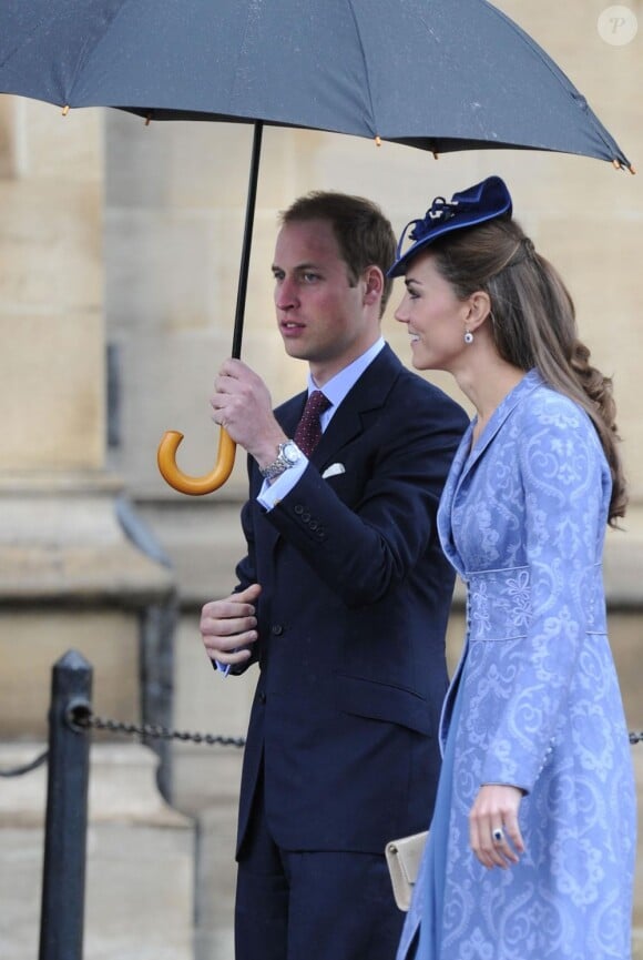 Le prince William, toujours aussi gentleman avec son épouse la princesse Catherine Middleton, duchesse de Cambridge, à la chapelle George du Château de Windsor pour l'anniversaire du duc d'Edimbourg qui célèbre ses 90 ans le 12 juin 2011