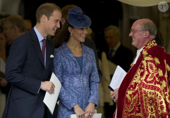 La princesse Catherine Middleton et le prince William discutent avec le révérend David Conner à la chapelle George du Château de Windsor pour l'anniversaire du duc d'Edimbourg qui célèbre ses 90 ans le 12 juin 2011