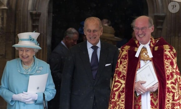 Le prince Philip, duc d'Edimbourg, et la reine Elizabeth II en compagnie du révérend David Conner à la chapelle George du Château de Windsor pour l'anniversaire du duc d'Edimbourg qui célèbre ses 90 ans le 12 juin 2011