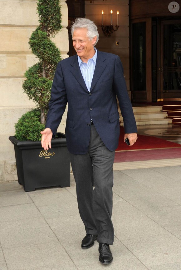 Dominique de Villepin arrive en mode 'opération séduction' au Ritz, le 13 juin 2011.