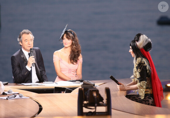 Michel Denisot et Charlotte Le Bon aux côtés de Lady Gaga sur le plateau du Grande Journal lors du 64e Festival de Cannes en mai 2011