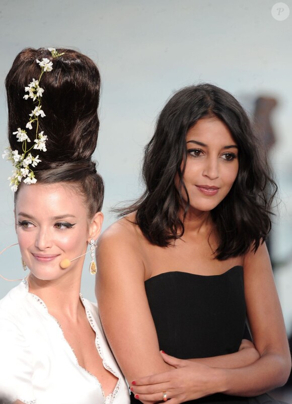 Charlotte Le Bon aux côtés de Leïla Bekhti dans Le GRand Journal durant le 64e Festival de Cannes